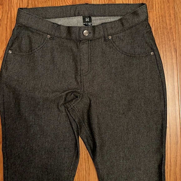 HUE Black Leggings - Picture 2 of 7